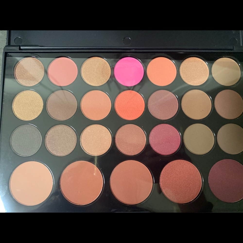 BH Cosmetics 26 Color Eyeshadow and Blush Palette